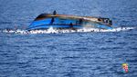 Detik-detik Terbaliknya Kapal Imigran di Laut Mediterania