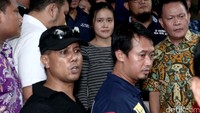 Pukul 13.19 WIB, Jumat (27/5/2016), Jessica dibawa jaksa keluar dari gedung Kejari Jakpus, Kemayoran.
