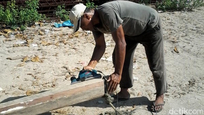 Ada PLTS, Pembuat Kapal di Bunaken Bisa Serut Kayu Pakai Mesin