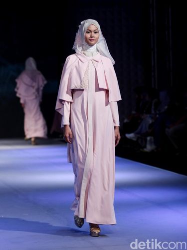 Desainer 'Hijabers Mom Community' Show di Hari Ke-2 Muslim 