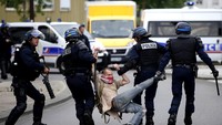 Polisi mengamankan seorang demonstran. Reuters/Stephane Mahe/detikFoto.