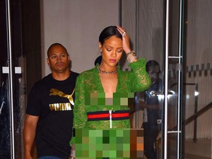 Seksi Vs Elegan, Gaya Rihanna & Julia Roberts Pakai Gaun Kembar dari Gucci