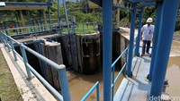 Pekerja melakukan pengecekan rutin di Pusat Listrik Tenaga Mikro Hidro (PLTMH) Lobong, Bolaang Mongondow, Sulawesi Utara, (25/05/2016). Agus Trimukti/Humas PLN