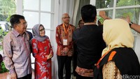 Wapres Jusuf Kalla didampingi istrinya Mufidah Kalla melihat petugas menempelkan stiker sensus ekonomi di rumah dinasnya di Jalan Diponegoro, Menteng, Jakarta Pusat.