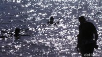 Disebut laut mati karena sekali air mengalir ke sana, takkan bisa mengalir ke mana-mana lagi. Tak heran jika air di sini mengandung kadar garam yang sangat tinggi (Madin/detikTravel)