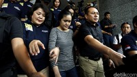 Setelah berbicara pada pers, penyidik membawa Jessica menuju Kejari Jakpus di Kemayoran.