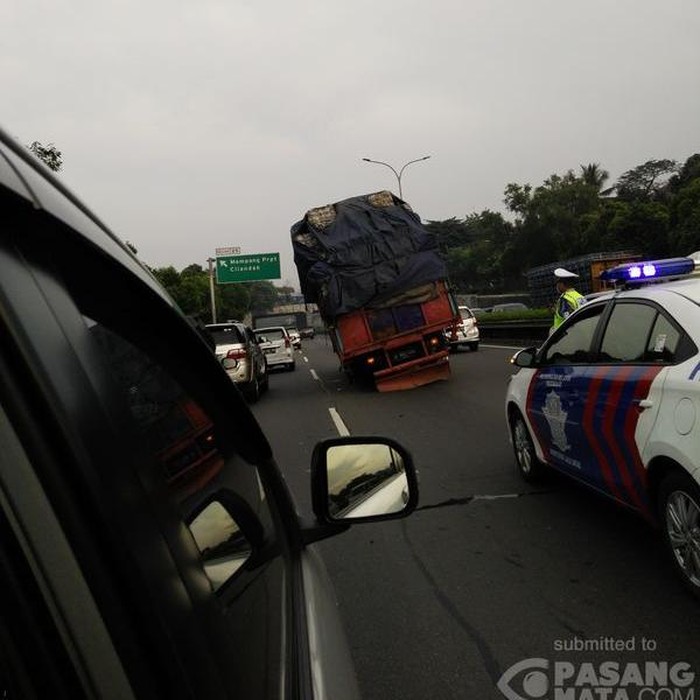 Ini Truk Mogok di KM 25 Tol Kampung Rambutan Arah Bintaro yang Bikin Macet