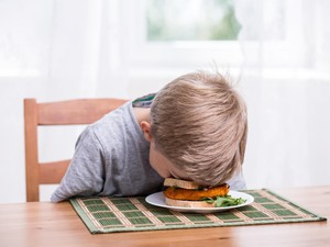Berantakan Sih, Tapi Biarkan Anak Belajar Makan Sendiri Ada Manfaatnya Lho