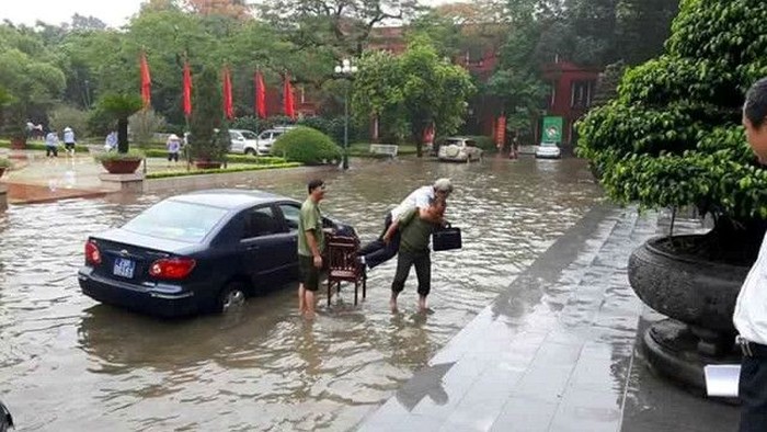 Satpam Vietnam Gendong Pejabat Saat Banjir