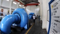 Memang PLTMH bekerja dengan memanfaatkan energi potensial aliran air dari ketinggian tertentu, jadi sangat tergantung debit air dan musimnya, kemarau atau musim hujan. Agus Trimukti/Humas PLN