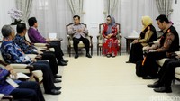 Kepala Badan Pusat Stastitik (BPS) Suryamin (ketiga kiri) ikut mendampingi petugas sensus saat mendata Wapres JK.