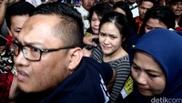 Kejari Jakpus Hermanto turut mendampingi Jessica sampai halaman depan kantor.