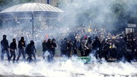 Demonstran ditembaki gas air mata. Reuters/Charles Platiau/detikFoto.