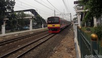 Di sepanjang jalur mulai dari Stasiun Universitas Pancasila hingga Tj Barat, sudah dipagar. Langkah pemagaran ini dilakukan untuk sterilisasi jalur kereta. Tapi konsekuensinya mereka yang melintas mesti lewat stasiun dan bayar Rp 2 ribu.