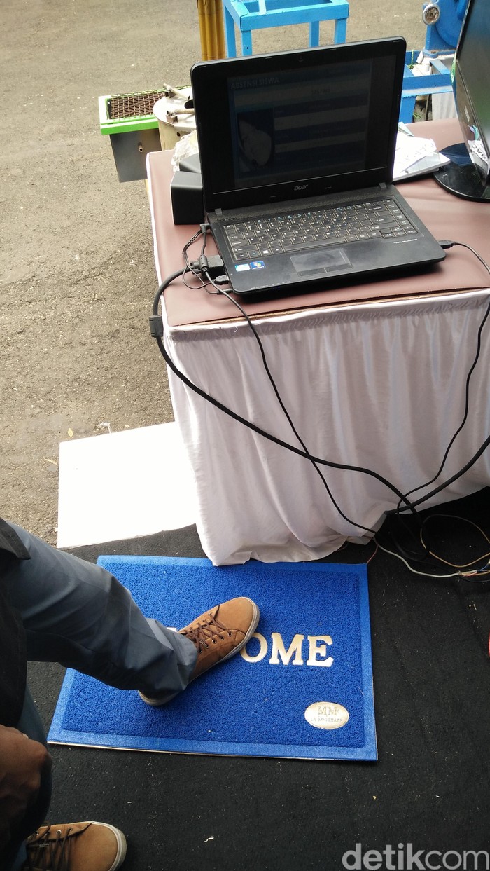 Sepatu Absensi Buatan Pelajar SMK di Bandung Ini Pakai Produk Cibaduyut