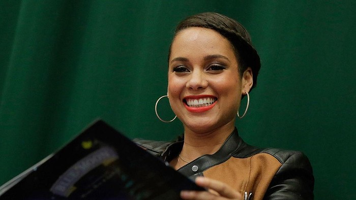 NEW YORK, NY - NOVEMBER 12: (EXCLUSIVE COVERAGE)   Alicia Keys Blue Moon: From The Journals Of Mama Mae & LeeLee Book Release at Barnes & Noble Tribeca on November 12, 2014 in New York City.  (Photo by John Lamparski/Getty Images)