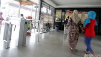 Sebenarnya urusan bayar ini bukan berarti ada loket khusus untuk menyeberang. Tapi, kalau melintas mesti melewati stasiun kereta. Dan untuk melintas, mesti membeli tiket Rp 2 ribu untuk masuk stasiun dan kemudian keluar stasiun, kembali menyeberang.