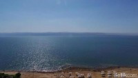 Dead Sea atau Laut Mati berada sekitar 427 meter di bawah permukaan laut. Luasnya sekitar 600 km persegi dengan kedalaman maksimal 304 meter (Madin/detikTravel)