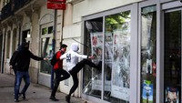 Demonstran merusak kaca jendela bank di Nantes. Reuters/Stephane Mahe/detikFoto.