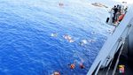 Detik-detik Terbaliknya Kapal Imigran di Laut Mediterania