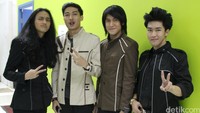 Di sini saya main piano, mereka nyanyi bertiga, ujar Kevin. Pool/Ismail/detikFoto.