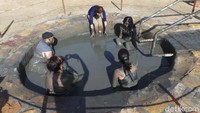 Selain main air, ada juga kolam lumpur yang sering didatangi wisatawan. Lumpur ini dipercaya memiliki banyak mineral yang bisa mempercantik kulit. Mau coba? (Madin/detikTravel)