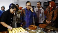 Zulkifli Hasan mencicipi salah satu masakan warga Rutan Pondok Bambu.