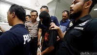 RAL adalah salah satu tersangka kasus pembunuhan Eno yang ikut mengeksekusi korbang dengan menghantamkan gagang cangkul ke wajah korban.
