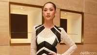 Wanita berusia 33 tahun itu tampak cantik dengan dress hitam-putih dari Burberry. Pool/Gus Mun/detikFoto.