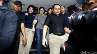 Selain Jessica, polisi juga melimpahkan barang bukti dalam kasus dugaan pembunuhan Wayan Mirna Salihin tersebut. Ada 37 item barang bukti yang akan kita limpahkan.