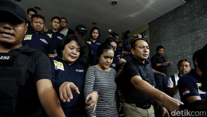 Melihat Ekspresi Wajah Jessica Saat Diserahkan ke Jaksa