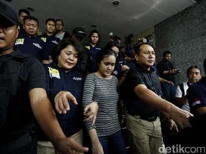 Melihat Ekspresi Wajah Jessica Saat Diserahkan ke Jaksa