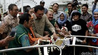 Ahok menggunting rangkaian bunga saat meresmikan Portal S di depan RSCM, Jakarta Pusat.