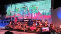 Selama pertunjukan pembuka dan penutup juga dimeriahkan oleh video mapping.