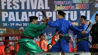 Aksi palang pintu saat pembukaan Festival Palang Pintu Kemang, Sabtu (28/5/2016).