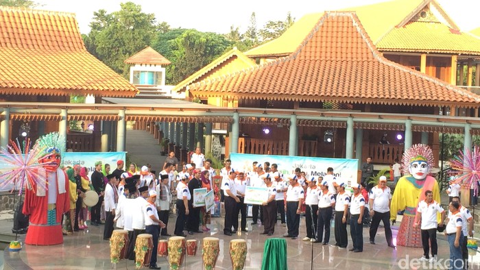 Serahkan Logo HUT DKI Jakarta ke Wali Kota, Ahok Sempat Sindir DPRD