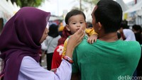 Pengunjung datang dengan mengajak keluarganya.