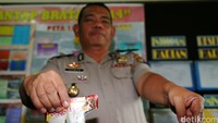 Kapolsek Pancoran, Kompol Aswin menunjukkan barang bukti sabu di kantornya, Sabtu (28/5/2016).