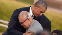 Obama memeluk korban bom atom. Carlos Barria/Reuters/detikFoto.
