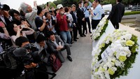 Warga mengabadikan karangan bunga yang diletakkan oleh Obama. Toru Hanai/Reuters/detikFoto.