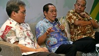 Guru Besar FKM UI Hasbullah Thabrany (tengah) memberikan pemaparan.