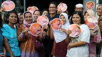 Sandiaga foto bersama warga.