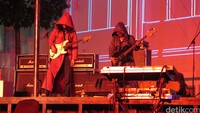 Menggunakan jubah bertudung, beberapa judul lagu dinyanyikan oleh Jaka Prasetya Cs.
