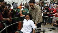 Ahok membantu penyandang disabilitas melintas di Portal S.