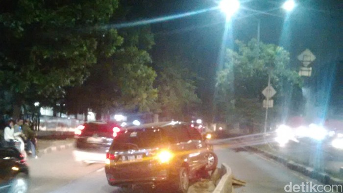 Honda Mobilio Tabrak Separator Busway di Jl Warung Jati Barat