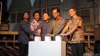 Ki-ka: Pendiri ART|JOG Heri Pemad, kurator Mandiri ART|JOG|9 Bambang Toko Witjaksono, Kepala Bekraf Triawan Munaf, Gubernur DIY Sri Sultan Hamengkubuwono X, Direktur Retail Banking Bank Mandiri Tardi.