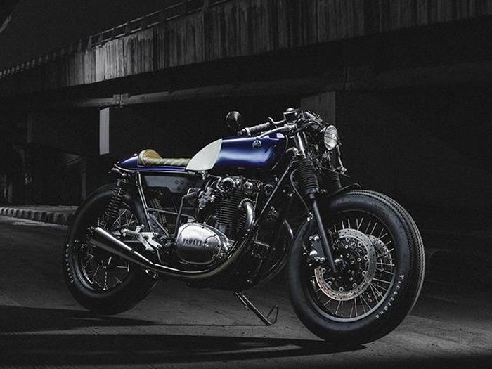 Paus Biru, Yamaha XS650 Bergaya Cafe Racer