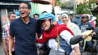 Sandiaga menyapa warga.