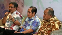 Para pembicara memberikan pemaparan dalam diskusi yang membahas jaminan kesehatan nasional.