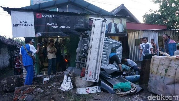 Pikap Muat Ikan Gurami Terguling Usai Tabrak Ruko, Sopir Terluka